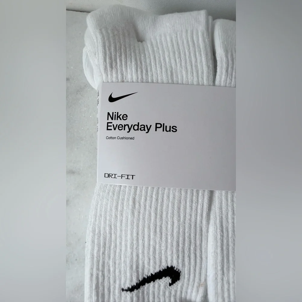 Nike Everyday Plus Dri-FIT White Crew Socks